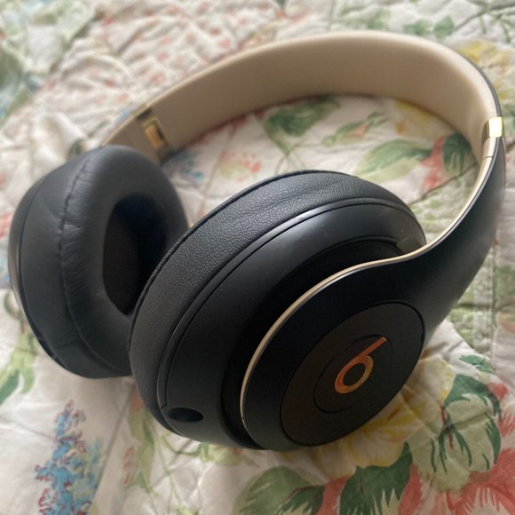 Beats by Dr. Dre Studio3 Wireless Over the Ear Headphones - Shadow Gray - Picture 4 of 5